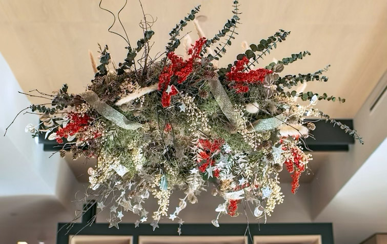‘Tis the Season for Mistletoe, Majestic Botanicals, and Merrymaking